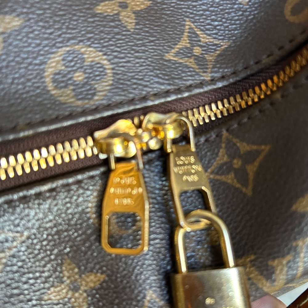 DISCONTINUED š¤š§”Louis Vuitton BERRI authentic huge stunning hobo š¼ - Picture 4 of 16